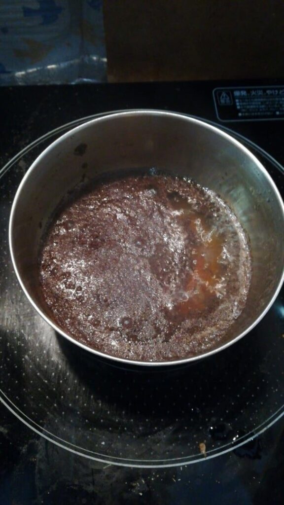 黒炒り米ぬかの煮出し作業