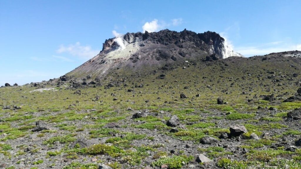 西山側から見た溶岩ドーム