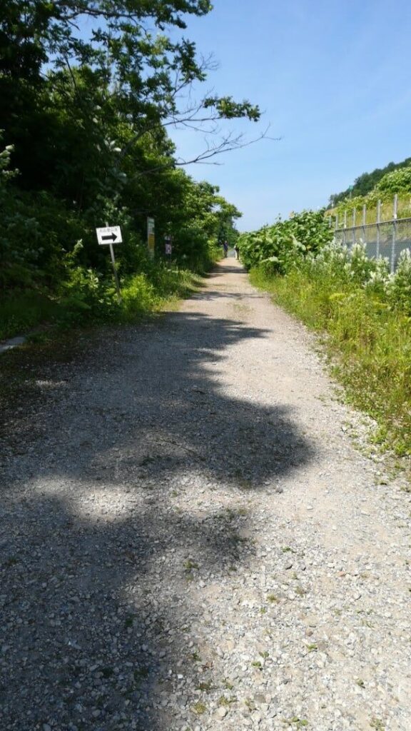 塩谷丸山の駐車場から登山口への道のり２