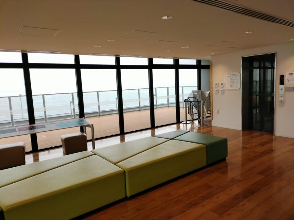 3階室内ラウンジ