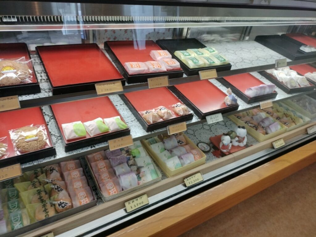 カワダ菓子舗の陳列棚