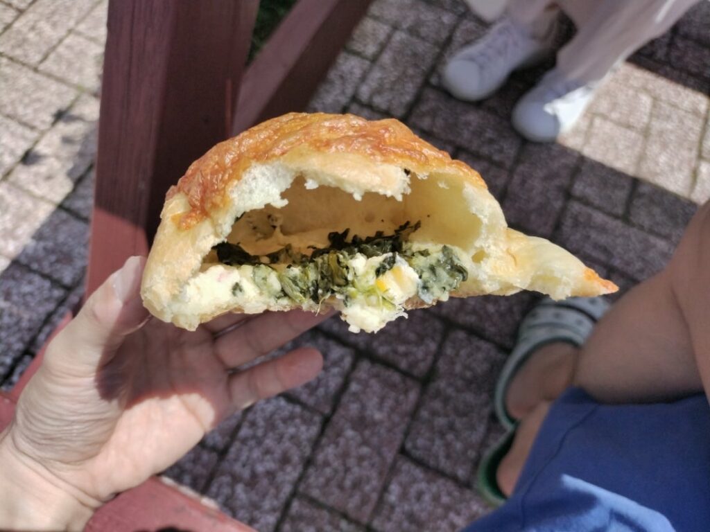 ピザのようなパン（ほうれん草とチーズ）の中身