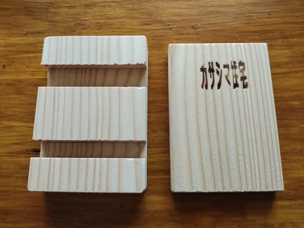 粗品のスマホスタンドの手作り感