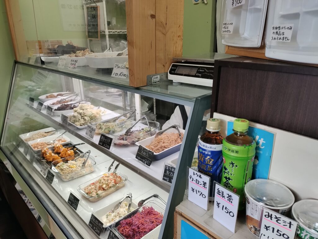 店内の様子と惣菜