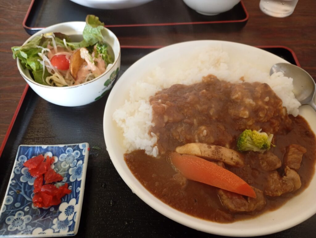 ビーフカレーとサラダ