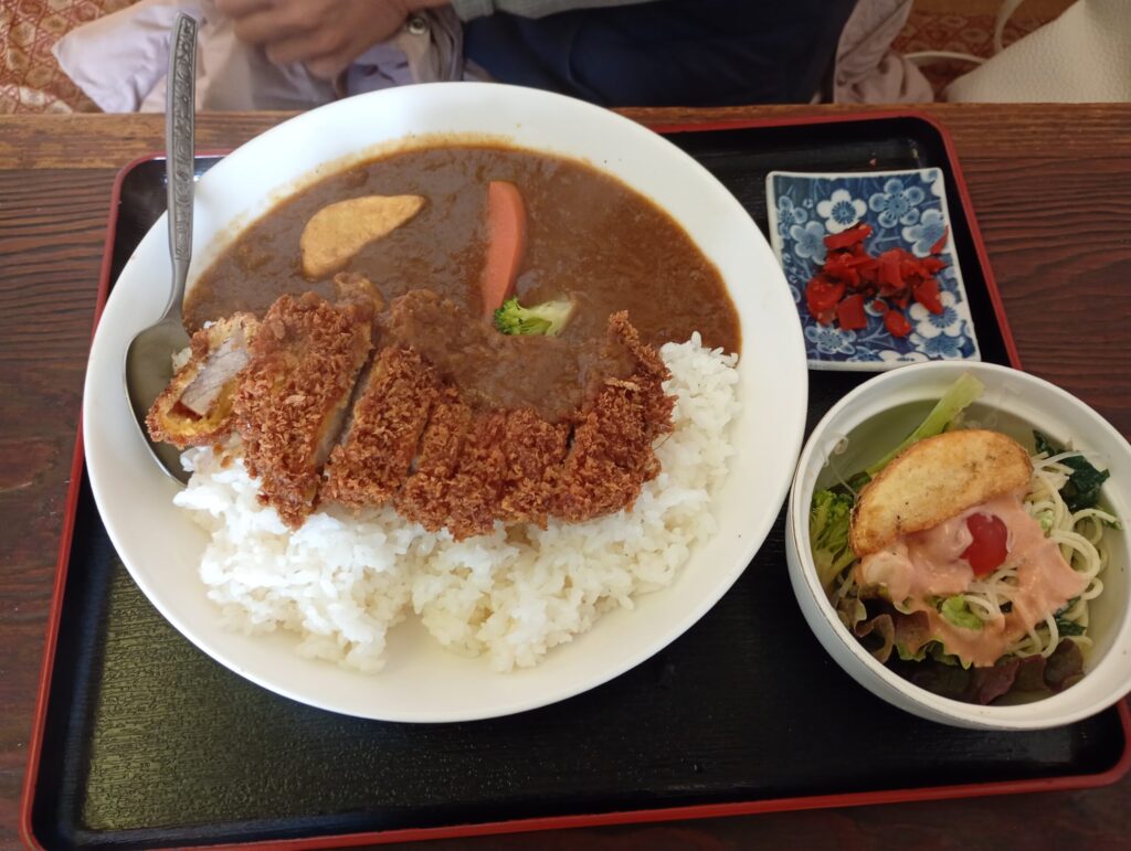 トンカツかレーとサラダ